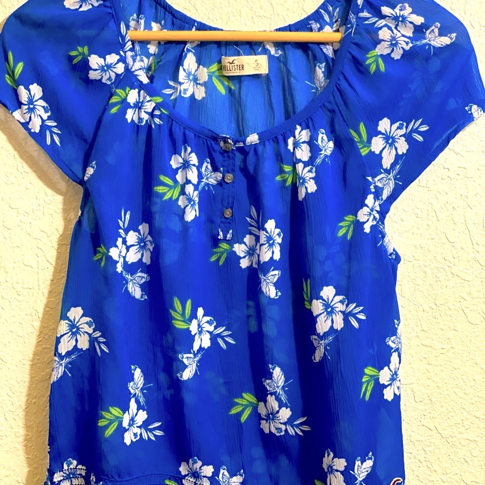 Hollister- beautiful top!